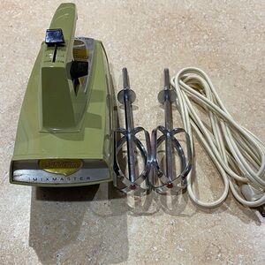 Vtg. SUNBEAM MIXMASTER Handheld Hand Mixer Avacado Green w/Beaters WORKS GREAT!